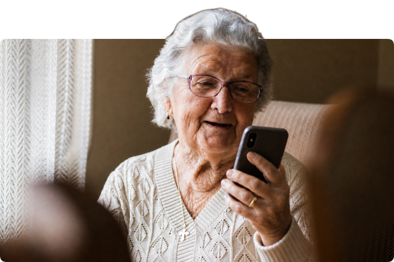 Senhora em consulta por telesaúde pelo celular