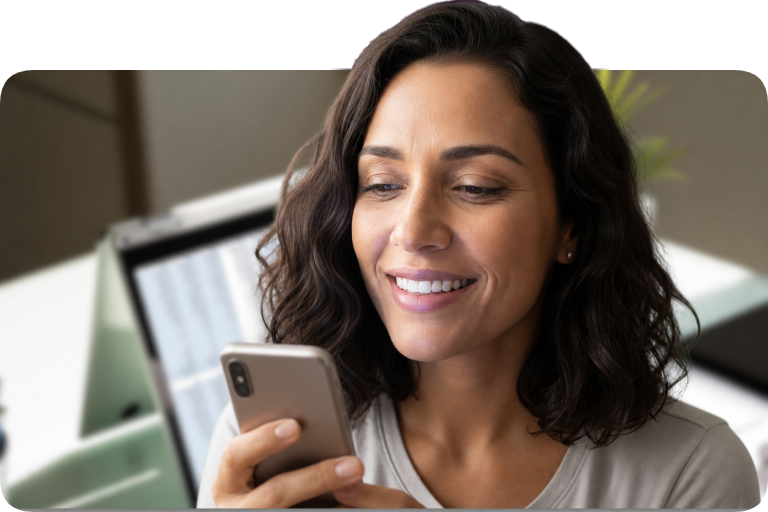 Mulher em atendimento de telesaúde pelo celular